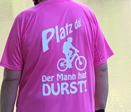Radfahrer-Spruch-Shirt 'Platz da, der Mann hat Durst'
